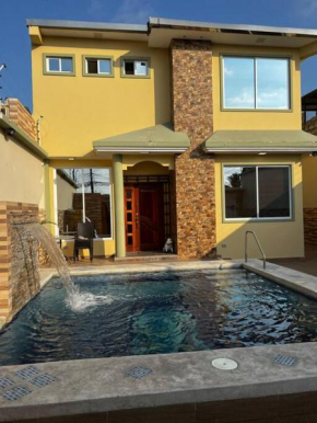 Casa dos plantas con piscina